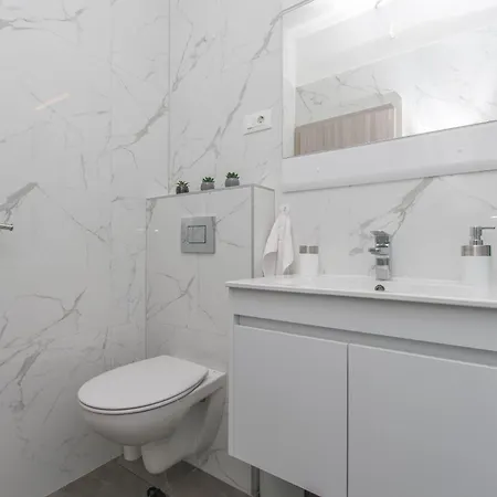 Garden By The Sea * Celina