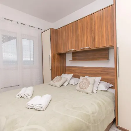 Garden By The Sea * Celina