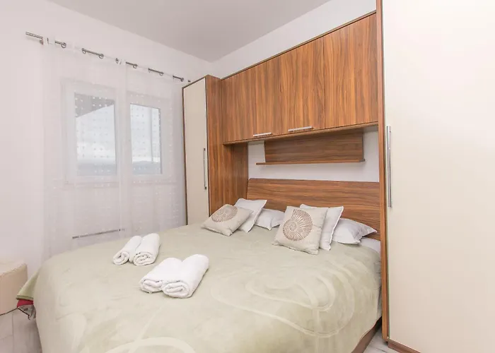 Garden By The Sea * Celina